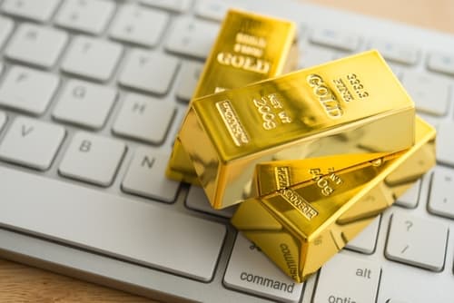 Oil and Gold Prices Maintain Gains Despite Pressures