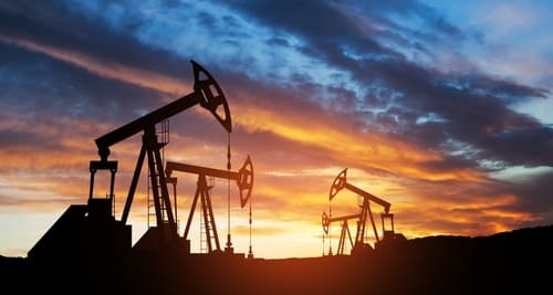 Oil Rises and Gold Holds Steady Amid Inventory Declines